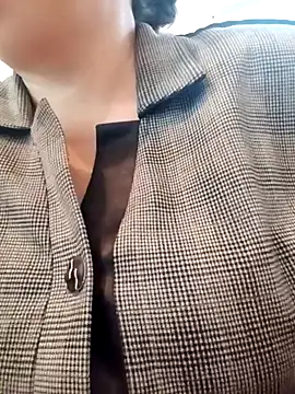 Snapshot of Uzhili chatting on 10-29-25, 12:07 Uzhili online show from 10-29-25, 12:07