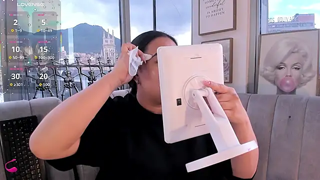 Zoey thompson online show from 10-15-25, 07:47