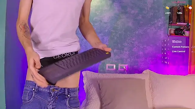 Snapshot of VicenteFerrer chatting on 11-10-25, 11:48 VicenteFerrer online show from 11-10-25, 11:48