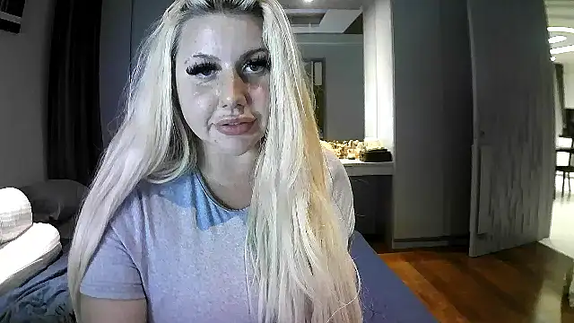 Snapshot of TiaDoll chatting on 10-04-25, 04:16 TiaDoll online show from 10-04-25, 04:16