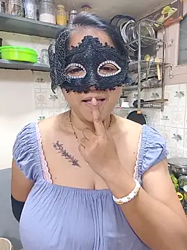 Snapshot of Queen_Nightt chatting on 12-19-25, 03:35 Queen Nightt online show from 12-19-25, 03:35