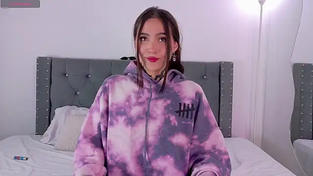 Snapshot of sara_queen10 chatting on 09-10-25, 01:55 sara queen10 online show from 09-10-25, 01:55