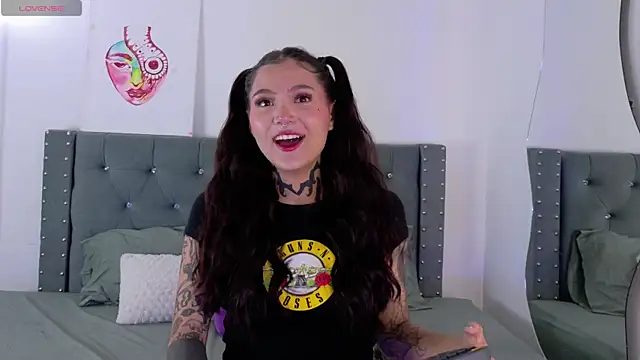 Snapshot of sara_queen10 chatting on 09-25-25, 05:16 sara queen10 online show from 09-25-25, 05:16