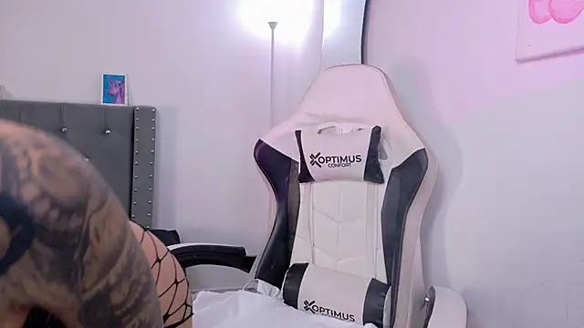 Snapshot of sara_queen10 chatting on 09-30-25, 06:02 sara queen10 online show from 09-30-25, 06:02