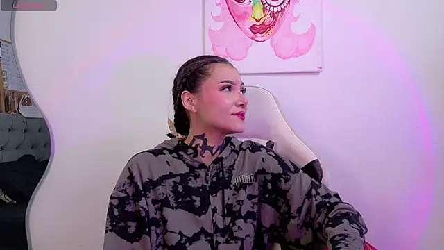 Snapshot of sara_queen10 chatting on 10-01-25, 01:50 sara queen10 online show from 10-01-25, 01:50