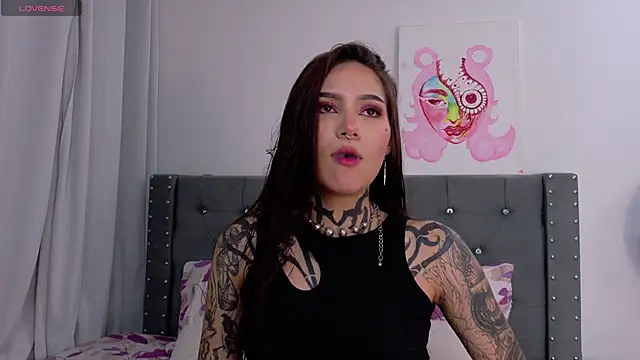 Snapshot of sara_queen10 chatting on 10-10-25, 01:48 sara queen10 online show from 10-10-25, 01:48