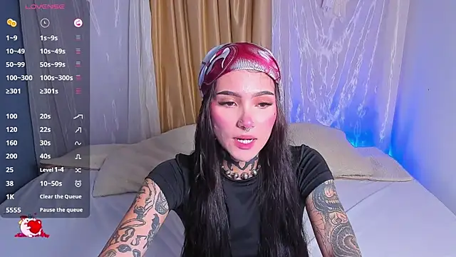 Snapshot of sara_queen10 chatting on 10-13-25, 07:03 sara queen10 online show from 10-13-25, 07:03