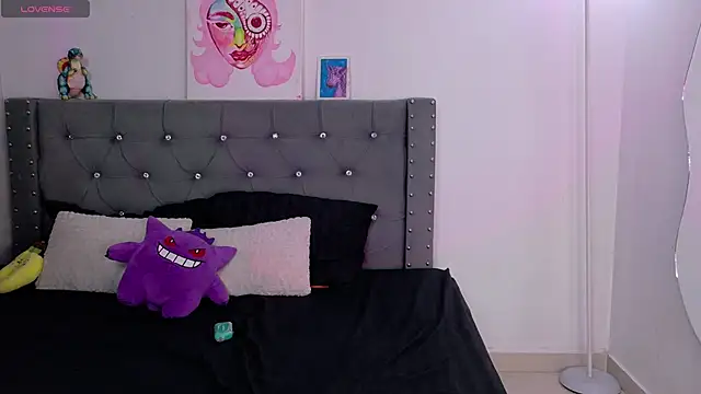 Snapshot of sara_queen10 chatting on 10-29-25, 02:47 sara queen10 online show from 10-29-25, 02:47