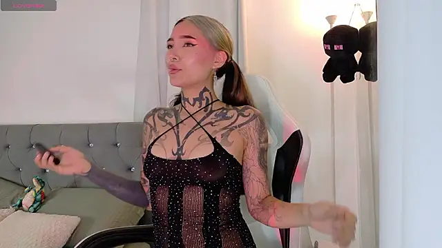 Snapshot of sara_queen10 chatting on 02-20-26, 07:25 sara queen10 online show from 02-20-26, 07:25