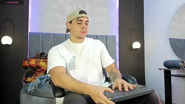 Snapshot of Liam_walk_ chatting on 10-28-25, 11:07 Liam walk online show from 10-28-25, 11:07