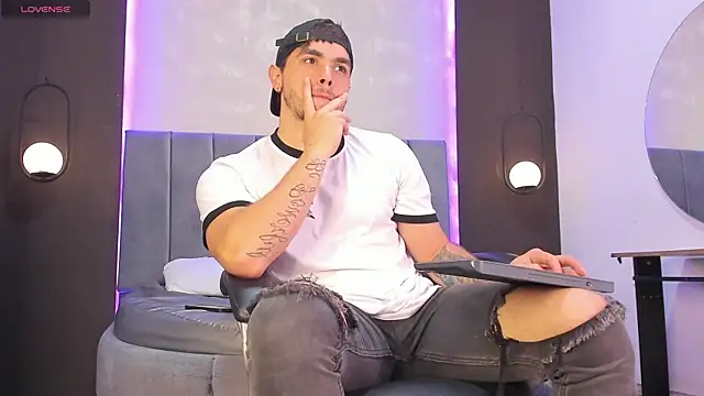 Snapshot of Liam_walk_ chatting on 11-10-25, 08:08 Liam walk online show from 11-10-25, 08:08