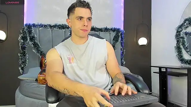 Snapshot of Liam_walk_ chatting on 11-21-25, 10:30 Liam walk online show from 11-21-25, 10:30