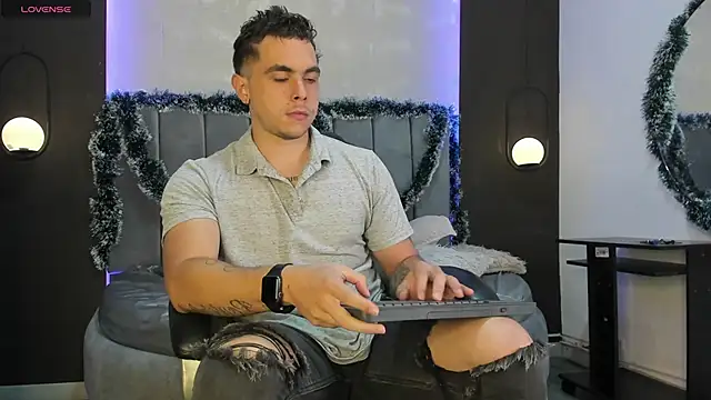 Snapshot of Liam_walk_ chatting on 11-24-25, 09:36 Liam walk online show from 11-24-25, 09:36