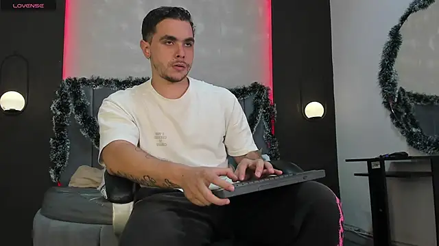 Snapshot of Liam_walk_ chatting on 12-03-25, 11:03 Liam walk online show from 12-03-25, 11:03