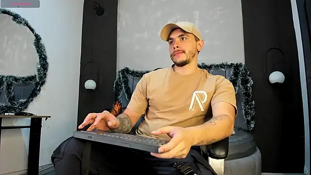 Snapshot of Liam_walk_ chatting on 12-20-25, 10:17 Liam walk online show from 12-20-25, 10:17