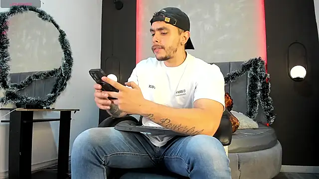 Snapshot of Liam_walk_ chatting on 12-21-25, 07:10 Liam walk online show from 12-21-25, 07:10