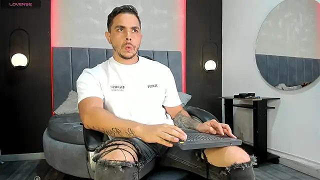 Snapshot of Liam_walk_ chatting on 01-08-26, 08:11 Liam walk online show from 01-08-26, 08:11