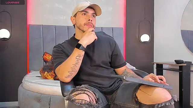 Snapshot of Liam_walk_ chatting on 02-08-26, 11:08 Liam walk online show from 02-08-26, 11:08