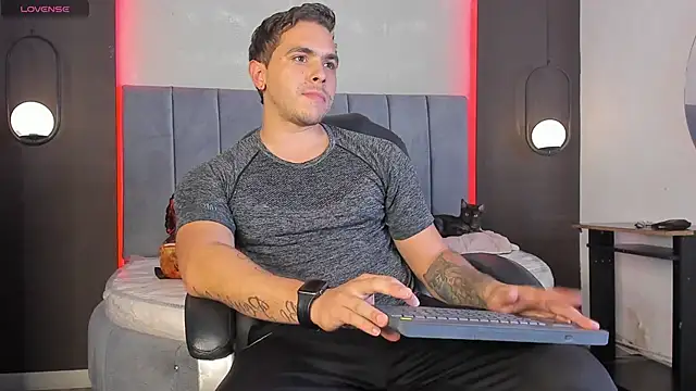 Snapshot of Liam_walk_ chatting on 02-11-26, 08:25 Liam walk online show from 02-11-26, 08:25