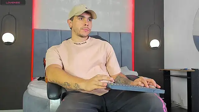 Snapshot of Liam_walk_ chatting on 02-17-26, 09:32 Liam walk online show from 02-17-26, 09:32