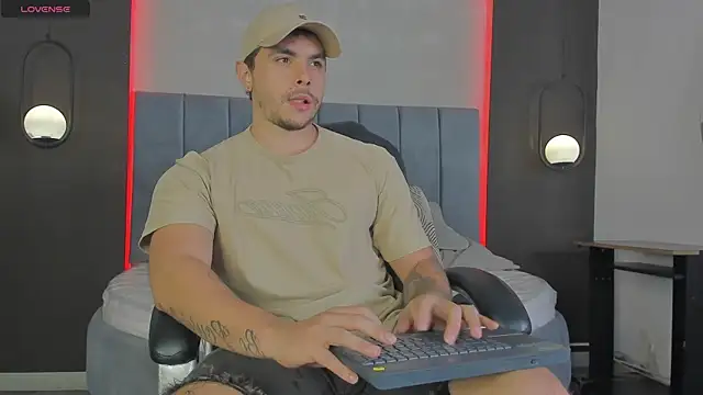 Snapshot of Liam_walk_ chatting on 03-07-26, 11:24 Liam walk online show from 03-07-26, 11:24