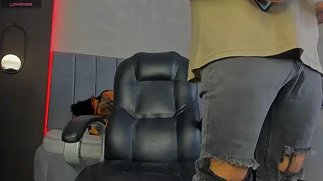 Snapshot of Liam_walk_ chatting on 03-08-26, 02:04 Liam walk online show from 03-08-26, 02:04