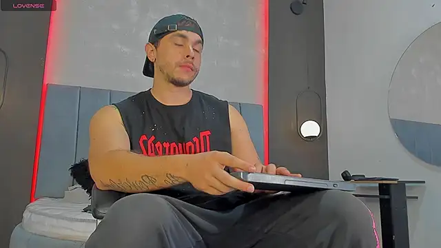 Snapshot of Liam_walk_ chatting on 03-09-26, 11:09 Liam walk online show from 03-09-26, 11:09