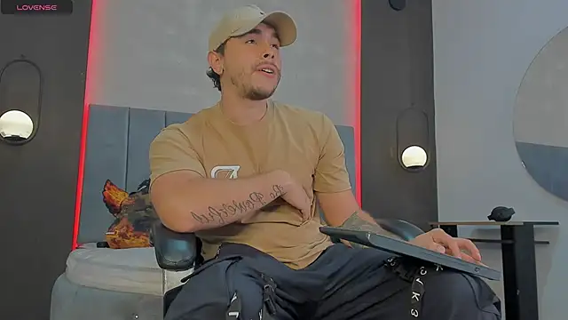 Snapshot of Liam_walk_ chatting on 03-10-26, 11:10 Liam walk online show from 03-10-26, 11:10