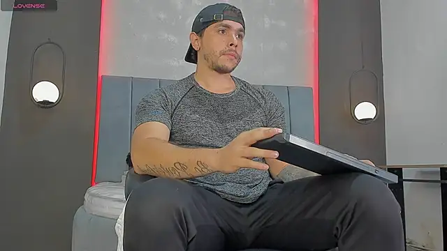 Snapshot of Liam_walk_ chatting on 03-11-26, 07:20 Liam walk online show from 03-11-26, 07:20