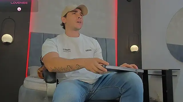 Snapshot of Liam_walk_ chatting on 03-12-26, 08:04 Liam walk online show from 03-12-26, 08:04