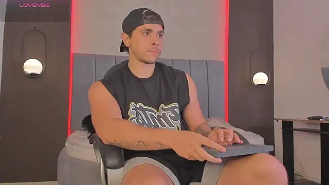 Snapshot of Liam_walk_ chatting on 03-18-26, 09:07 Liam walk online show from 03-18-26, 09:07