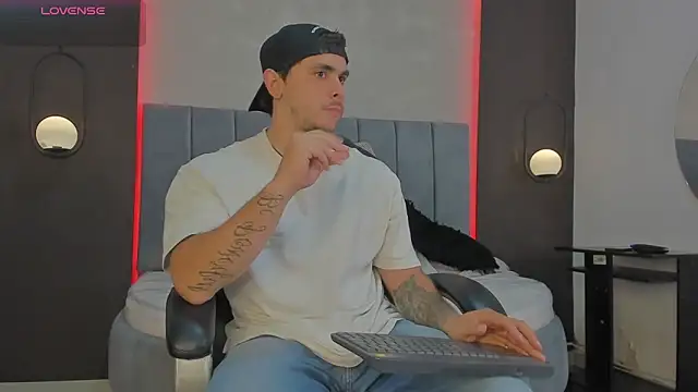 Snapshot of Liam_walk_ chatting on 03-20-26, 10:47 Liam walk online show from 03-20-26, 10:47