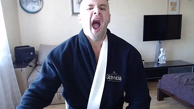 Snapshot of muscle_uncut chatting on 10-15-25, 08:03 muscle uncut online show from 10-15-25, 08:03