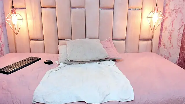 Snapshot of ALYANNA_HOT_ chatting on 09-09-25, 12:05 ALYANNA HOT online show from 09-09-25, 12:05