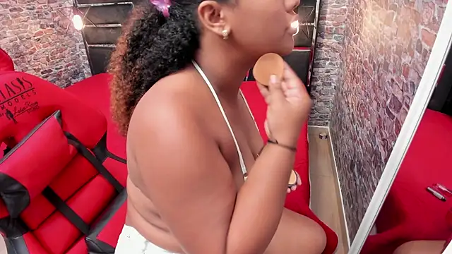 Snapshot of ALYANNA_HOT_ chatting on 10-10-25, 11:31 ALYANNA HOT online show from 10-10-25, 11:31