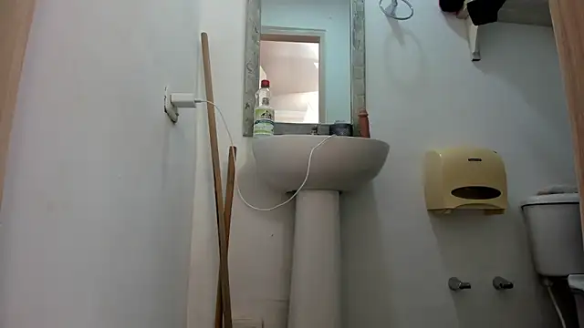 Snapshot of ALYANNA_HOT_ chatting on 11-11-25, 11:43 ALYANNA HOT online show from 11-11-25, 11:43