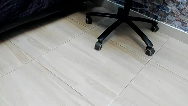 Snapshot of ALYANNA_HOT_ chatting on 12-04-25, 11:41 ALYANNA HOT online show from 12-04-25, 11:41