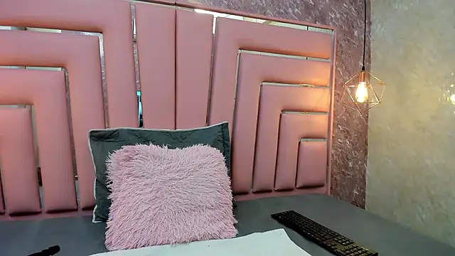 Snapshot of ALYANNA_HOT_ chatting on 01-09-26, 11:57 ALYANNA HOT online show from 01-09-26, 11:57