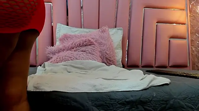 Snapshot of ALYANNA_HOT_ chatting on 02-14-26, 12:35 ALYANNA HOT online show from 02-14-26, 12:35