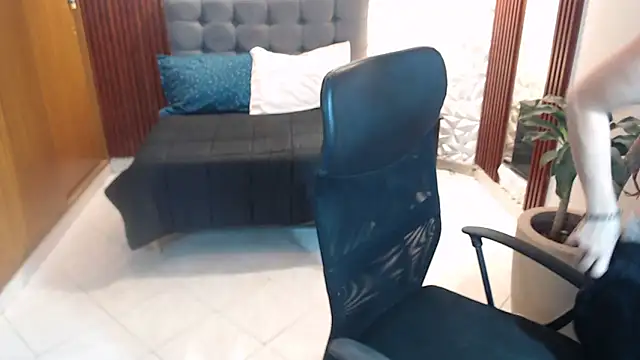 Snapshot of maira_tf chatting on 10-10-25, 03:49 maira tf online show from 10-10-25, 03:49