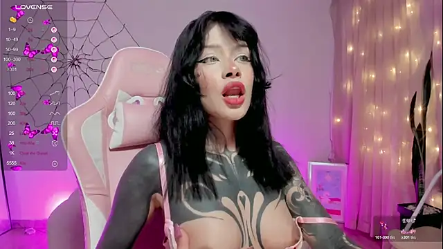 Snapshot of AlinaLukyanova chatting on 11-21-25, 04:33 AlinaLukyanova online show from 11-21-25, 04:33