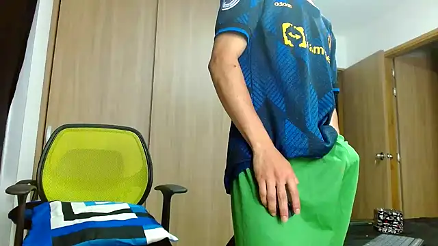 Snapshot of skinny23cm chatting on 01-08-25, 09:42 skinny23cm online show from 01-08-25, 09:42