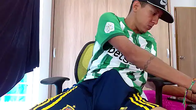 Snapshot of skinny23cm chatting on 01-31-25, 02:28 skinny23cm online show from 01-31-25, 02:28