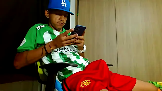 Snapshot of skinny23cm chatting on 03-22-25, 10:06 skinny23cm online show from 03-22-25, 10:06