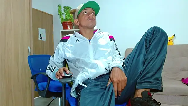 Snapshot of skinny23cm chatting on 10-09-25, 12:47 skinny23cm online show from 10-09-25, 12:47