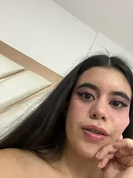 Snapshot of CoralineRusso1 chatting on 11-19-25, 06:35 CoralineRusso1 online show from 11-19-25, 06:35