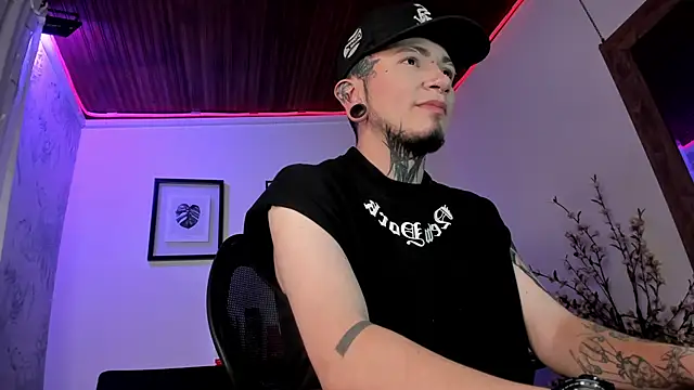 Snapshot of tyler_jones_ chatting on 10-01-25, 04:07 tyler jones online show from 10-01-25, 04:07