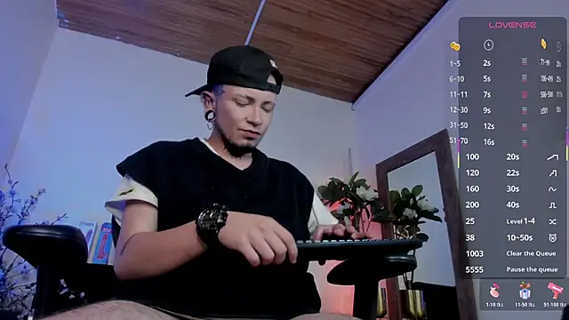 Snapshot of tyler_jones_ chatting on 12-14-25, 05:57 tyler jones online show from 12-14-25, 05:57