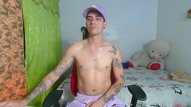 Snapshot of kilyan--x_x chatting on 10-18-25, 12:13 kilyan--x x online show from 10-18-25, 12:13