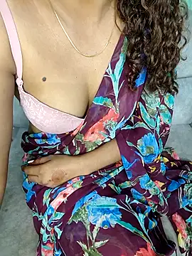 Snapshot of Tamilpallavi chatting on 02-05-26, 04:06 Tamilpallavi online show from 02-05-26, 04:06